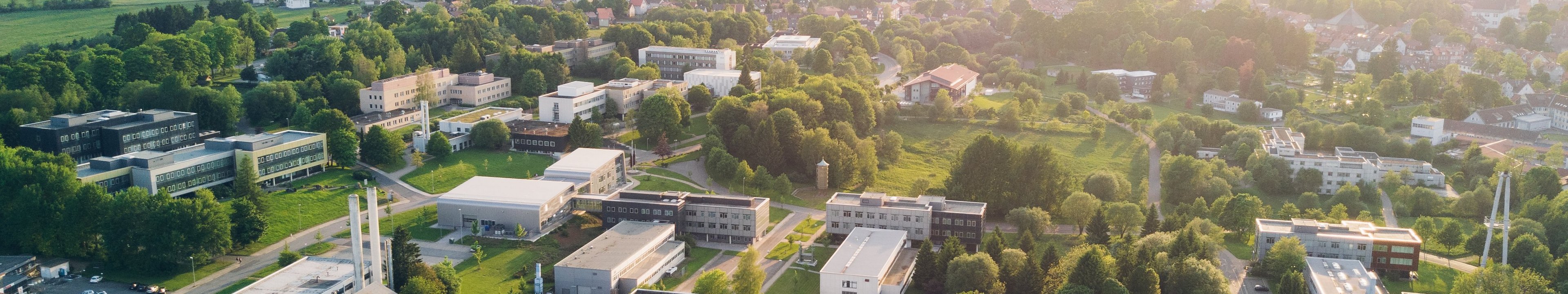 Der Clausthaler Campus im Grünen als Luftaufnahme